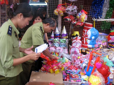TP. Hồ Chí Minh: Tạm giữ nhiều đồ chơi trẻ em không rõ nguồn gốc